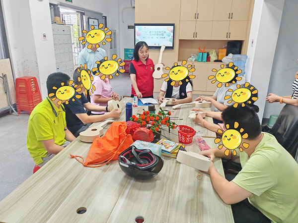 图:工作人员介绍尤克里里组成 图:工作人员介绍尤克里里组成