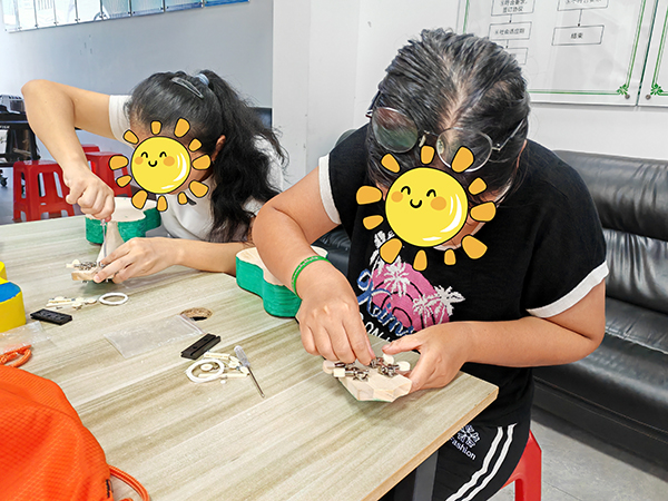 图:残疾人认真地组装零件 图:残疾人认真地组装零件