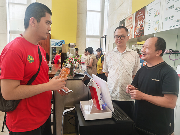 图：体验收银员