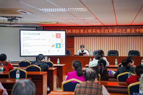 图:梁业基医师为市民讲解中医养护与残疾预防知识 图:梁业基医师为居民讲解中医养护与残疾预防知识 图:梁业基医师为市民讲解中医养护与残疾预防知识 图:梁业基医师为居民讲解中医养护与残疾预防知识