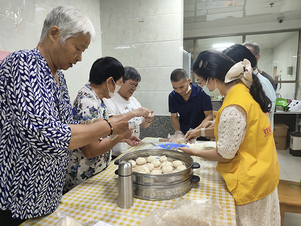 图:社工带领残疾人包包子 图:社工带领残疾人包包子