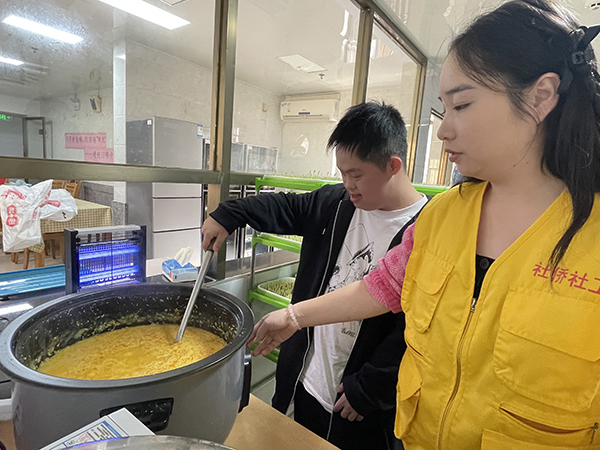图:社工带领组残疾人学习南瓜小米粥的烹饪方法 图:社工带领组残疾人学习南瓜小米粥的烹饪方法