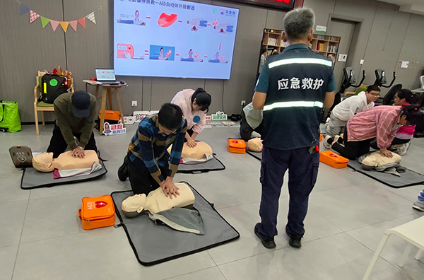 图:参与者在学习心肺按压中 图:参与者在学习心肺按压中