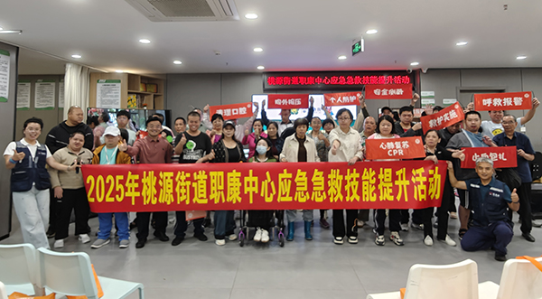 图:活动合影 图:活动合影