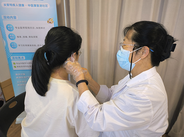 图:参与者在体验康复理疗 图:参与者在体验康复理疗