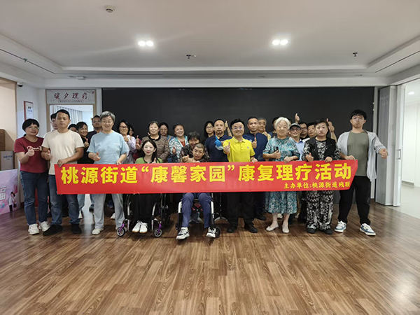 图:活动合影 图:活动合影