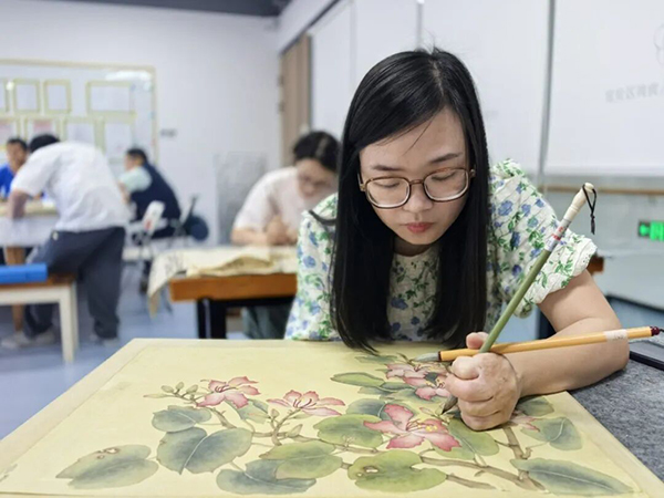 图：冯银妹在综服基地学习书画