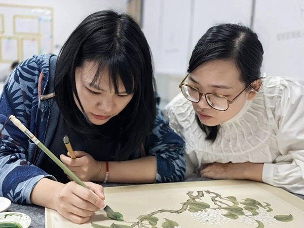 图:书法老师在课堂指导冯银妹 图:书法老师在课堂指导冯银妹