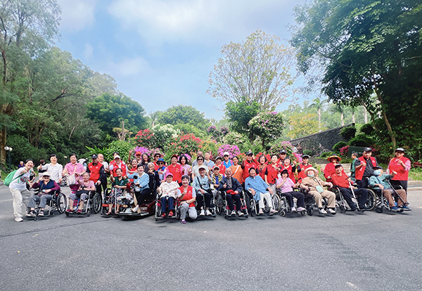 图:畅游莲花山合影 图:畅游莲花山合影