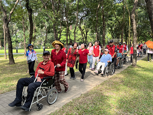 图:畅游莲花山合影 图:畅游莲花山合影