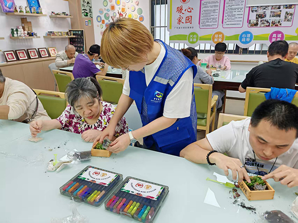 图：老师个性化指导残疾人如何栽培