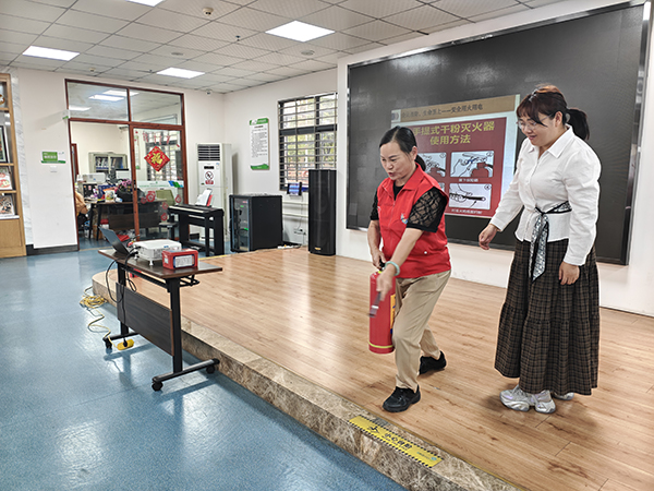 图:手提式干粉灭火器使用实操 图:手提式干粉灭火器使用实操