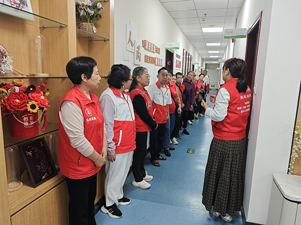 图:讲解应急逃生技巧 图:讲解应急逃生技巧