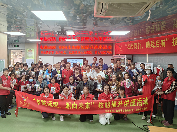 图:集体合影 图:集体合影