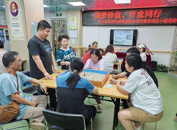 图：工作人员给与引导