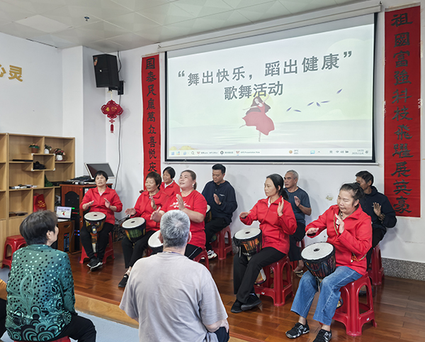 图:残疾人表演非洲手鼓 图:残疾人表演非洲手鼓