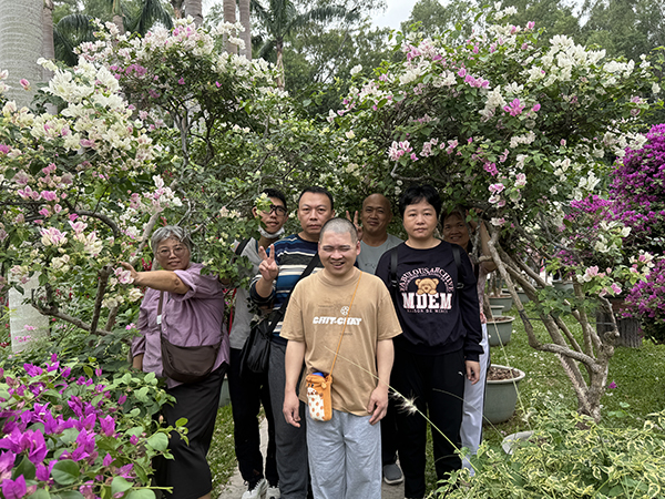 图：福保职康残疾人园区内赏花合影