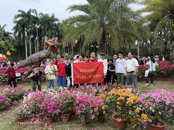 图：福田职康残疾人在园区内赏花合影