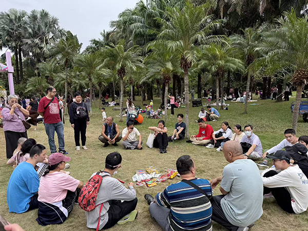 图：全体残疾人围坐享用美食、话家常