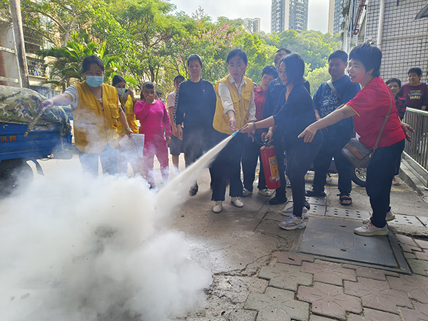 图:灭火演练 图:灭火演练