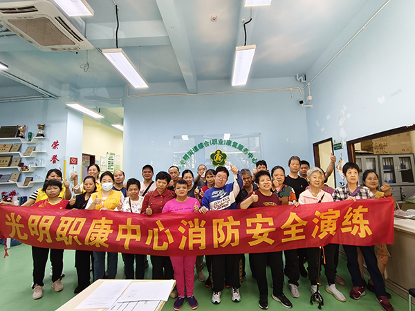 图:安全演练后合影 图:安全演练后合影