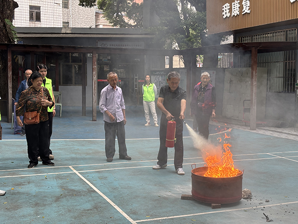 图：大家实操灭火器灭火