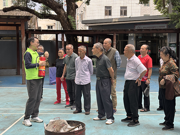 图：现场演示灭火器如何使用