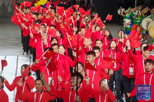 图为中国体育代表团在开幕式上入场