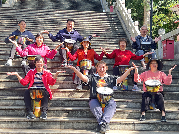 图：非洲手鼓队员表演中