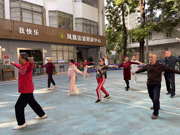图：胡老师带领活动对象学习分解动作