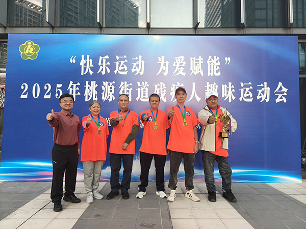 图:获奖团体领奖照片 图:获奖团体领奖照片