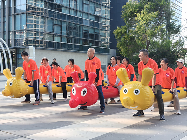 图:趣味项目开展现场 图:趣味项目开展现场