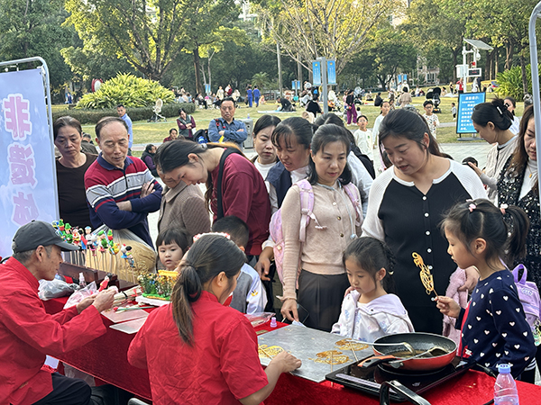 图：非遗糖画、泥人互动区