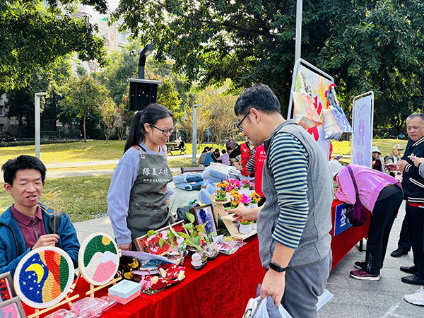 图：手工艺品义卖区