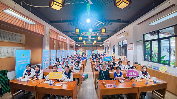 图:何胜昔教授在活动后与学生合影 图:何胜昔教授在活动后与学生合影