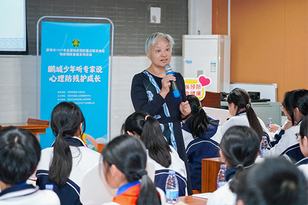 图:何胜昔教授授课中 图:何胜昔教授授课中