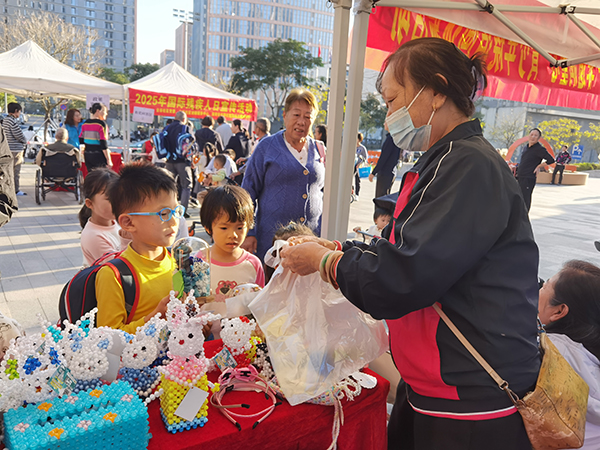 图：居民选购残疾人手工艺品