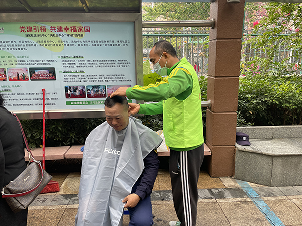 图:理发师为社区居民理发 图:理发师为社区居民理发