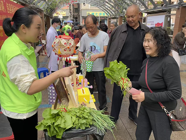 图:义卖区社区居民购买职康中心心灵花园残疾人种植成果 图:义卖区社区居民购买职康中心心灵花园残疾人种植成果