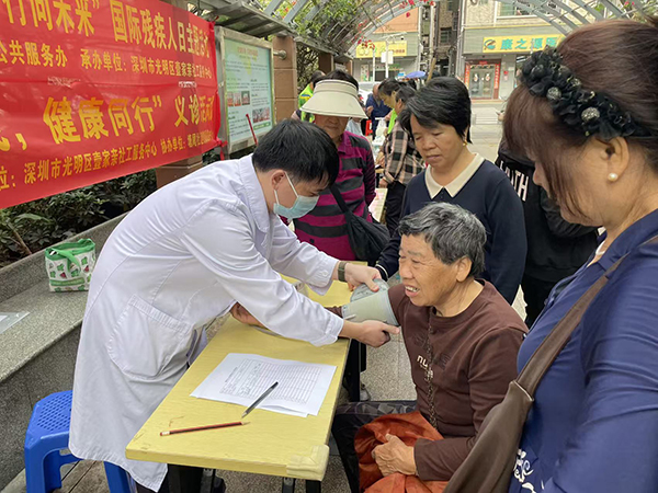 图:义卖区社区居民购买凤凰职康中心心灵花园残疾人种植成果 图:义卖区社区居民购买凤凰职康中心心灵花园残疾人种植成果