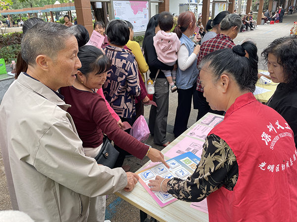 图:凤凰职康中心残疾人担任志愿者为社区居民做无障碍标识宣传 图:凤凰职康中心残疾人担任志愿者为社区居民做无障碍标识宣传