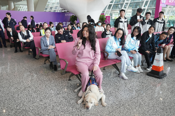 2专业与温度护航 深圳赛区开展视障人士导盲犬接待服务培训.png