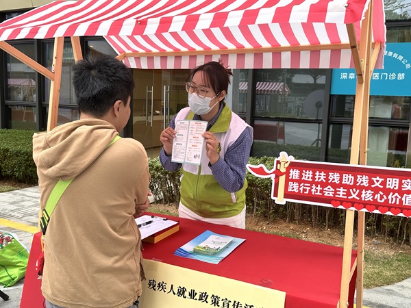 图:社工向残疾人讲解政策 图:社工向残疾人讲解政策