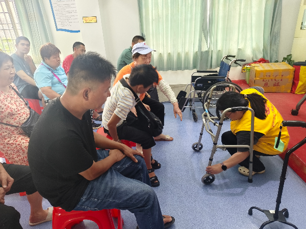 学习日常清洁、维护助行器