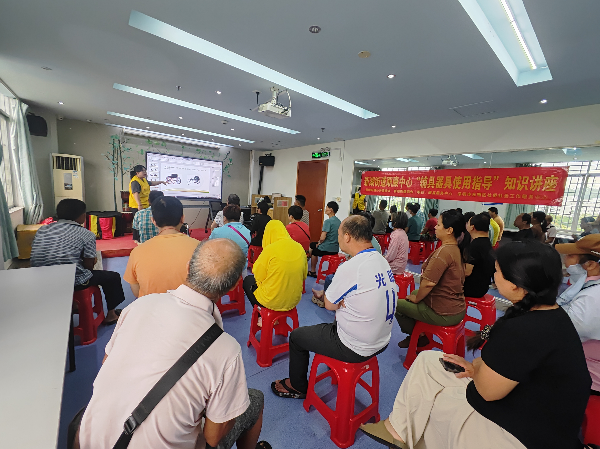 认真听轮椅知识讲解