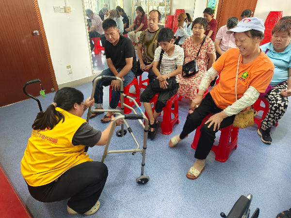 康复师指导如何调节助行器高度