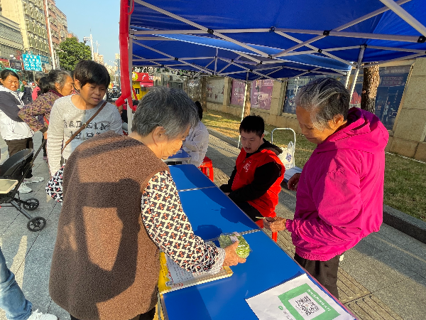 服务对象向居民介绍豌豆苗