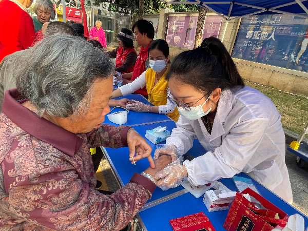 康复师针对居民腕关节疼痛进行问诊