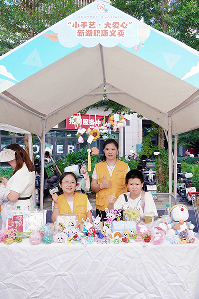 图:工作人员笑意暖场 图:工作人员笑意暖场