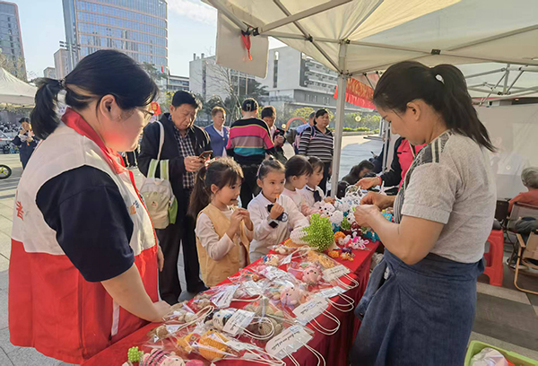 图:居民驻足选好物 图:居民驻足选好物